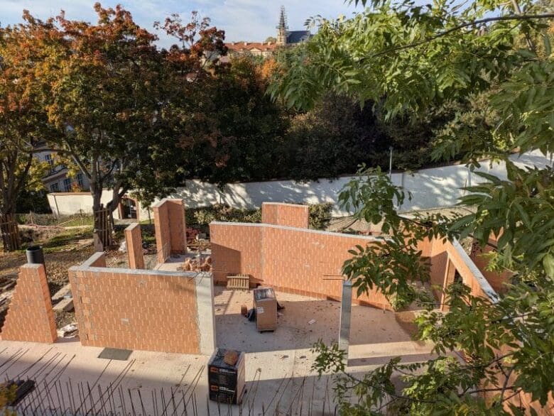 Klubovna nové kuželny v Horské ulici dostává kontury