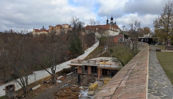 Klubovna kuželny v Horské již zastřešena