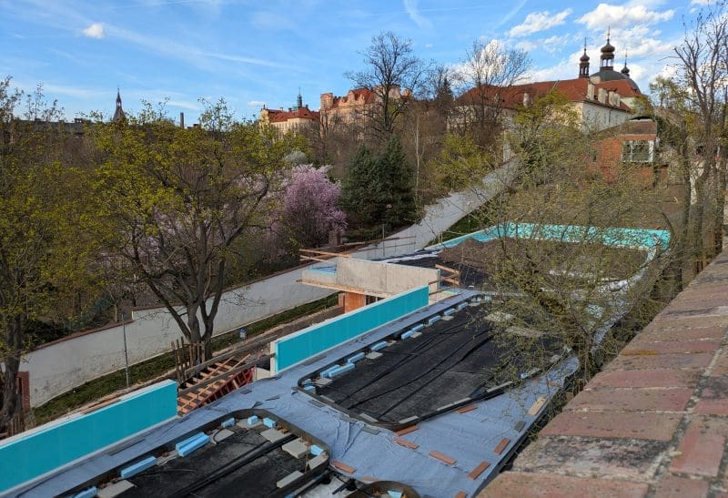 Stavba nové kuželny v Horské ulici, duben 2026